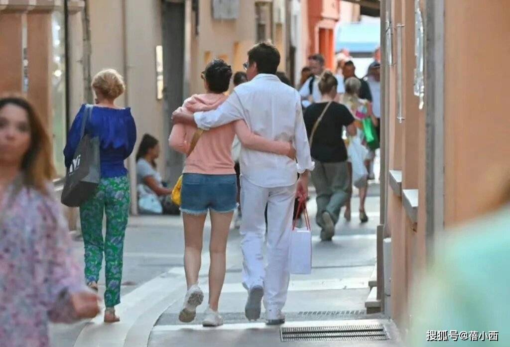 子配短裤如少女老公似少年巩俐和老公在国外