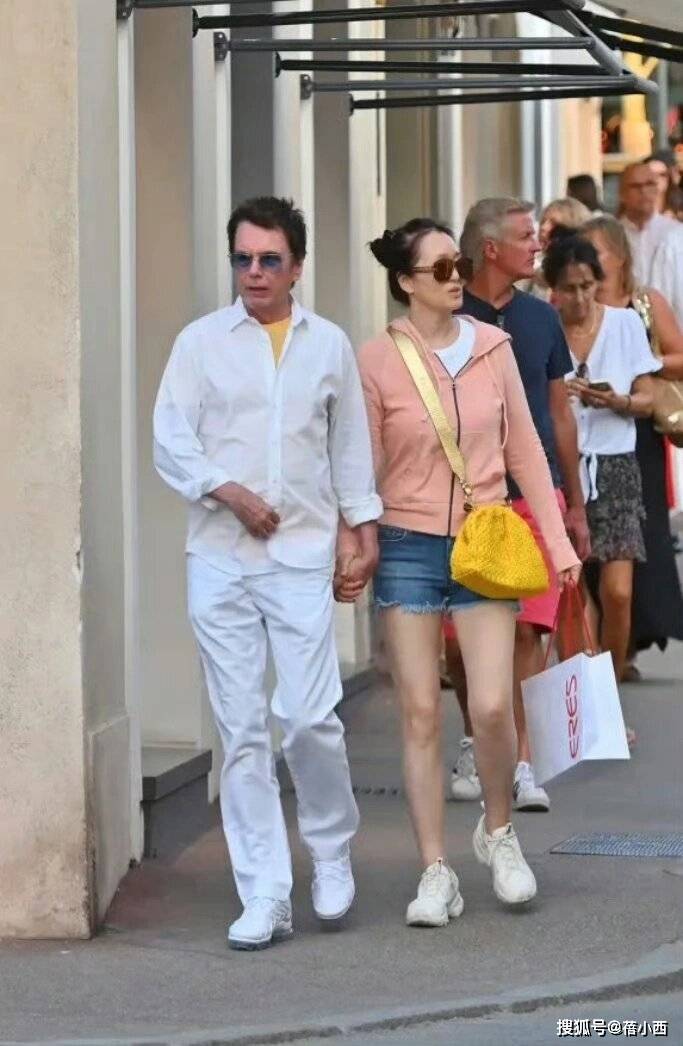 子配短裤如少女老公似少年巩俐和老公在国外线的鞋(图3) 子配短裤如少女老公似少年巩俐和老公在国外线的鞋(图3)