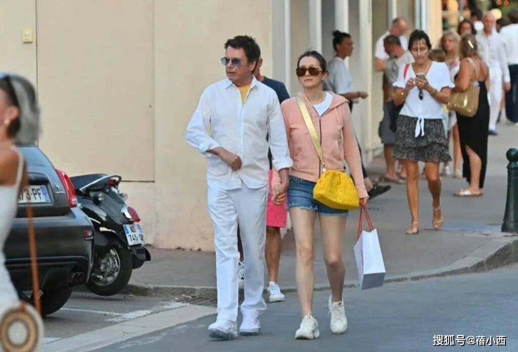 子配短裤如少女老公似少年巩俐和老公在国外线的鞋(图4) 子配短裤如少女老公似少年巩俐和老公在国外线的鞋(图4)