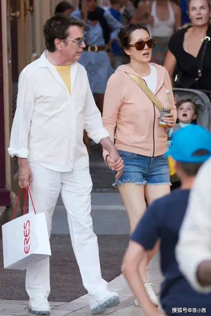 子配短裤如少女老公似少年巩俐和老公在国外线的鞋(图6) 子配短裤如少女老公似少年巩俐和老公在国外线的鞋(图6)