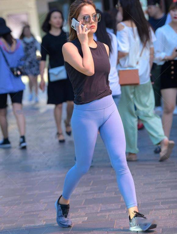 修身版型展现曼妙身形蓝色健美裤搭配技巧(图3)